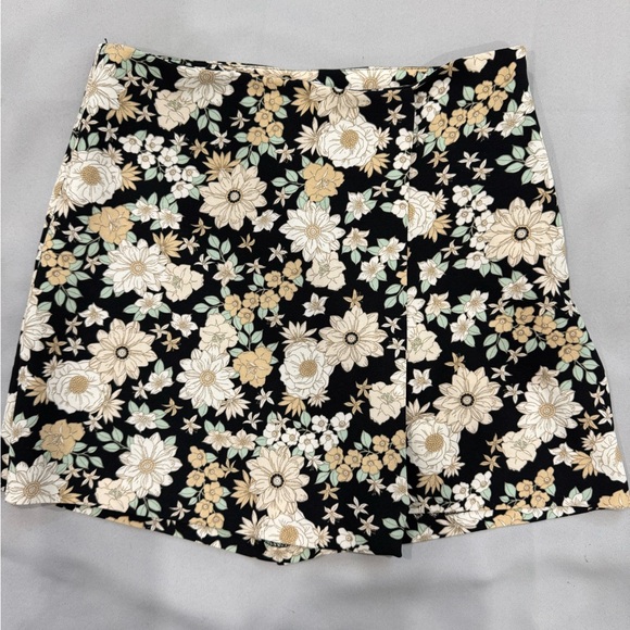 Ardene Black and Cream Floral Skort - Picture 1 of 5